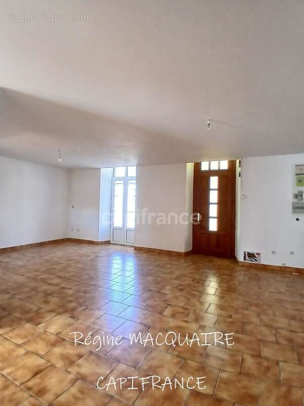 Maison à vendre 4 pièces SOURDEVAL (50) : 3 chambres, garage et extérieur privatif - photo 6