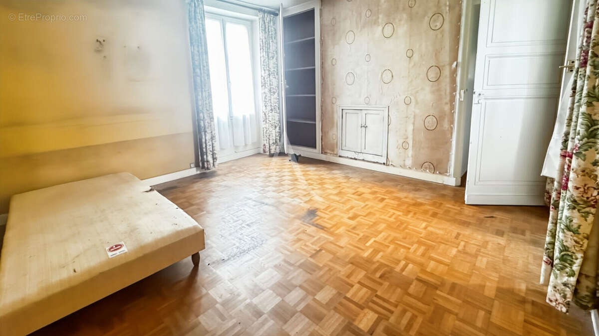 Maison à SAINT-SULPICE-DE-FAVIERES