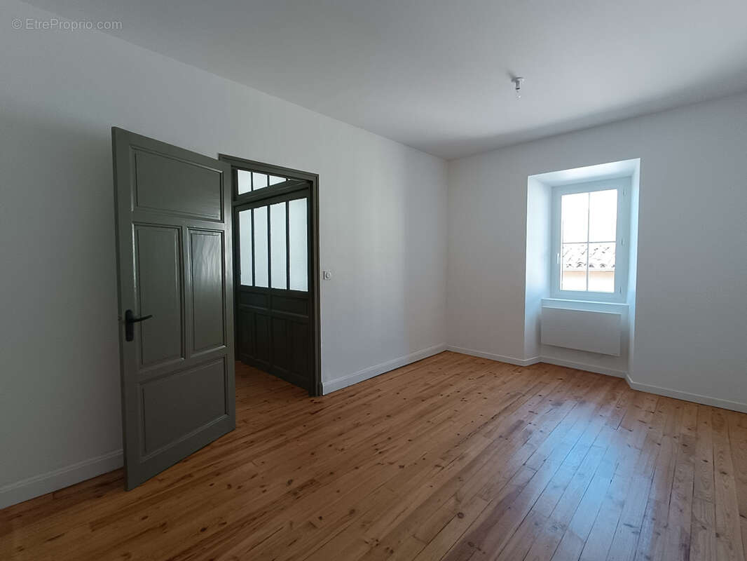 Maison de ville rénovée avec dépendance - photo 10