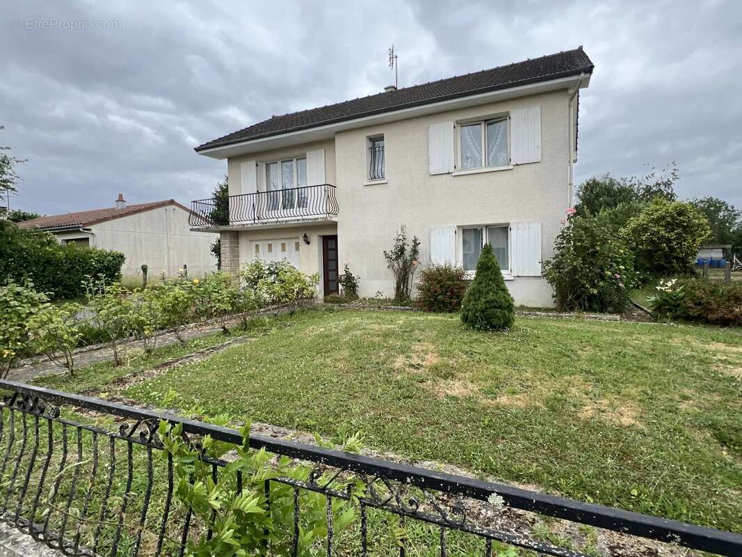 Maison à MEZIERES-SUR-ISSOIRE