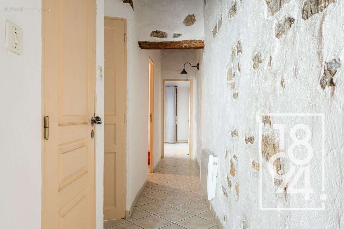 Appartement à CEYRESTE