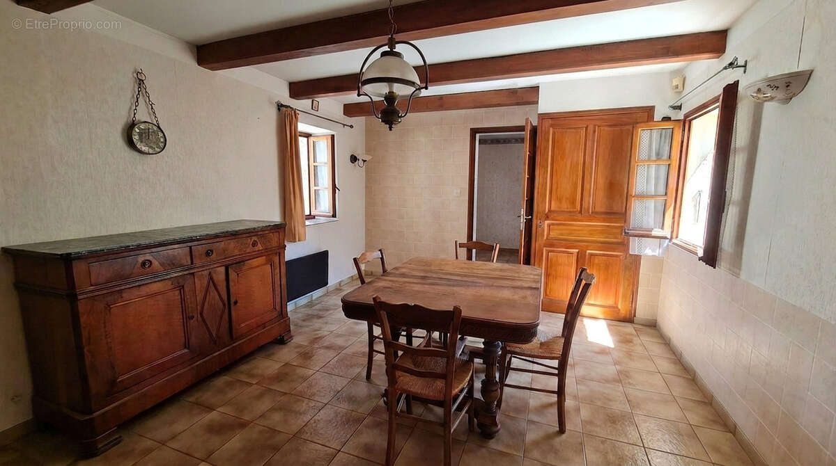 Maison de village en pierre offrant un beau potentiel d'aménagement -  118 m2 environ, de type P5 avec garage - photo 8