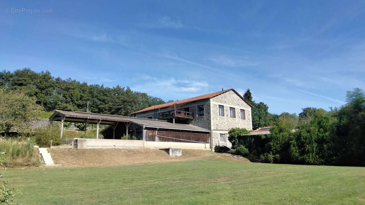 Maison Rustique Restaurée, 4 Chambres, 2,5ha, Vue, Dépendances, Bord de Rivière – Lessac (86) - photo 2