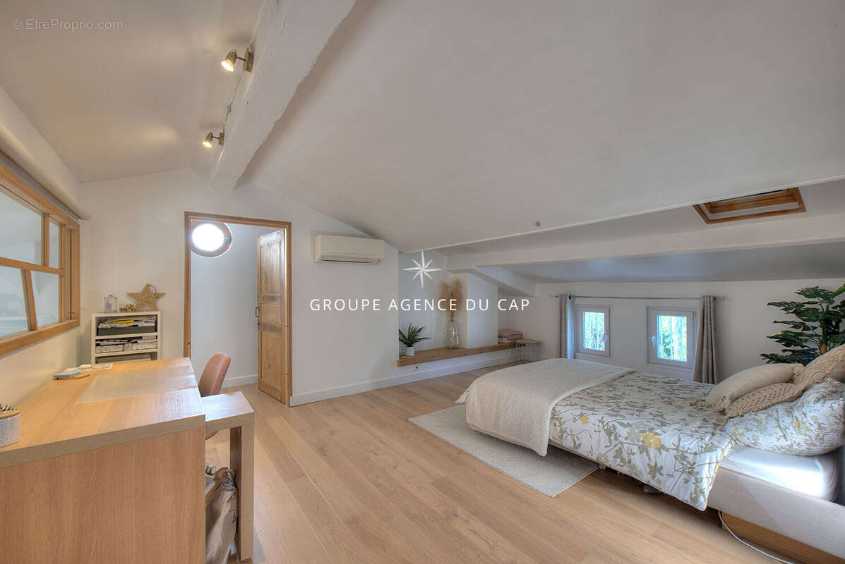 EXCLUSIVITÉ ! Fréjus Valescure, VILLA 7 pièces, 4 chambres, bureau, piscine, terrain de 1980m² - photo 13