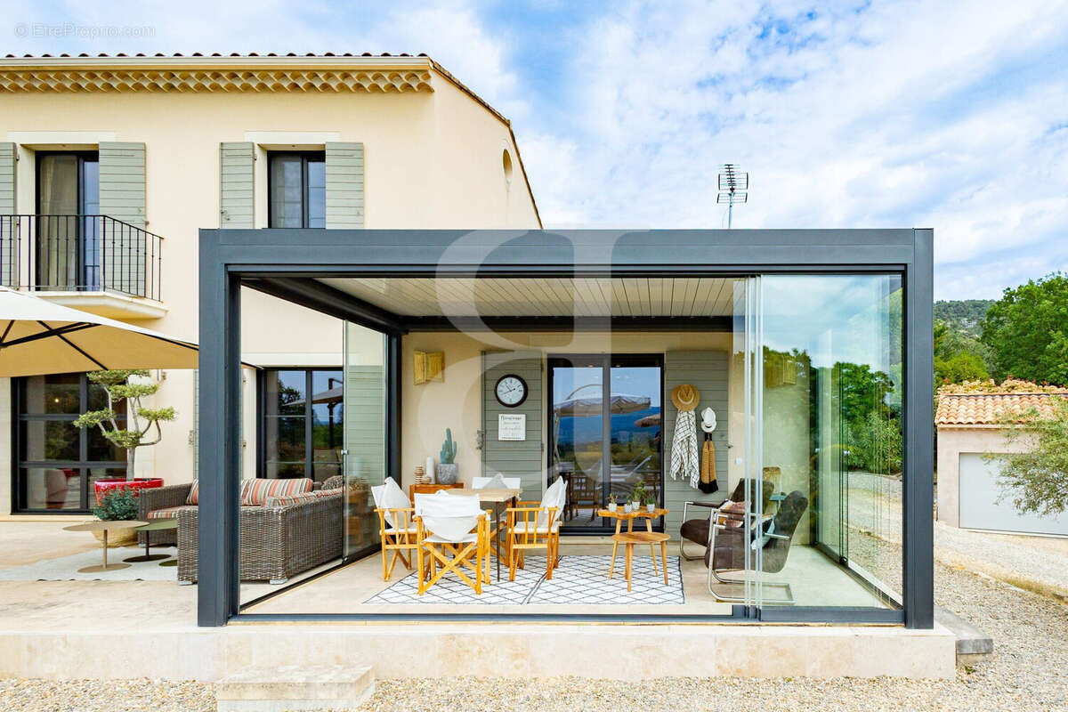 Maison à MENERBES