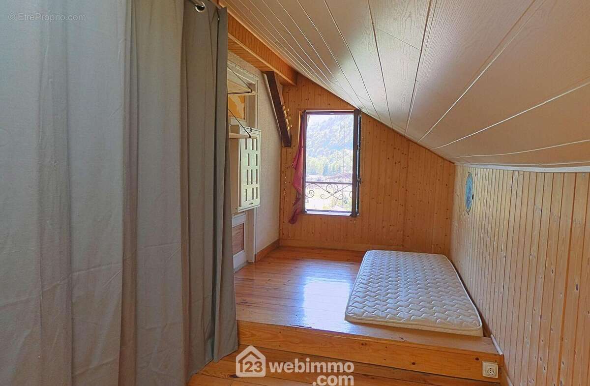 Ici un bureau qui peut-être utilisé en chambre d'ami ou dressing selon les besoins - Maison à UGINE