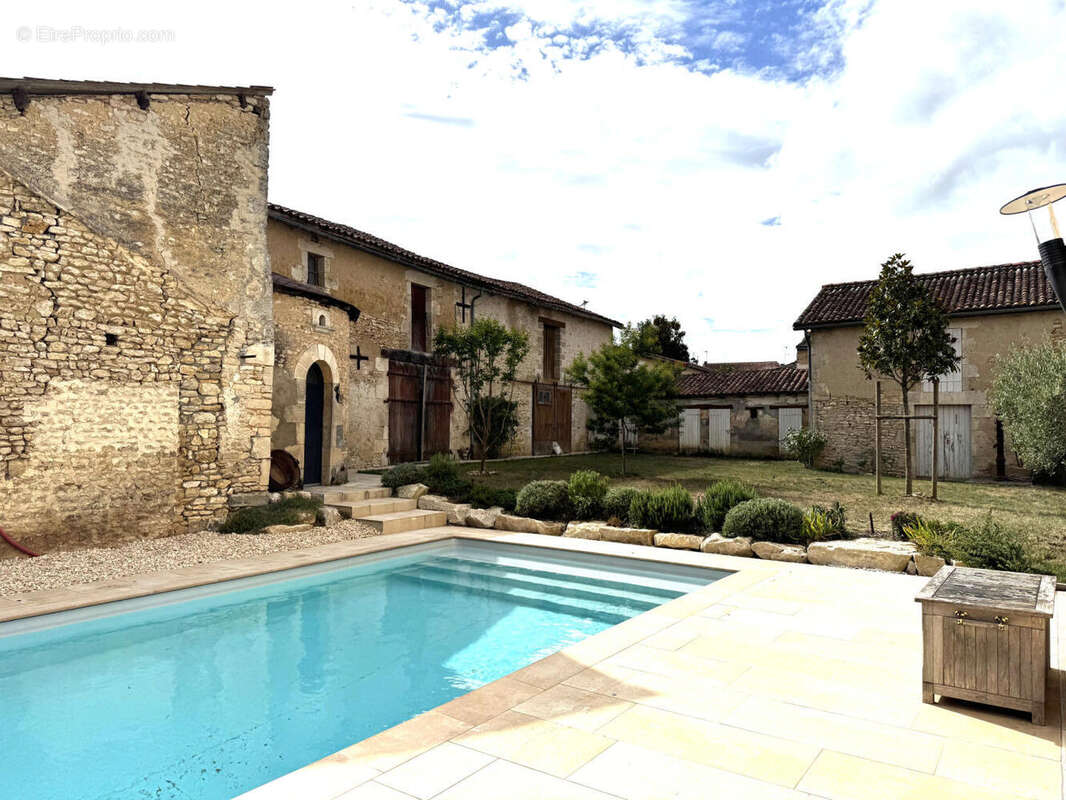 PISCINE - Maison à USSON-DU-POITOU