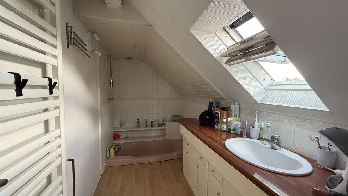 Située en plein coeur de Seclin, cette maison semi-mitoyenne de type bel étage dispose d'environ 95 m2 habitab - photo 7