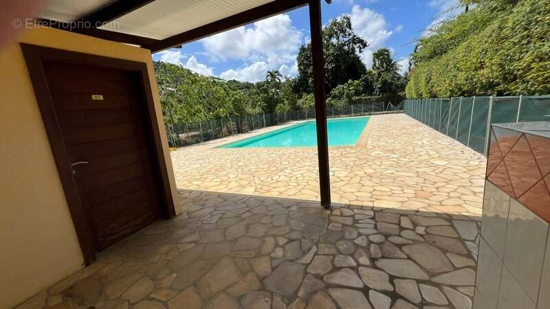 Appartement à REMIRE-MONTJOLY