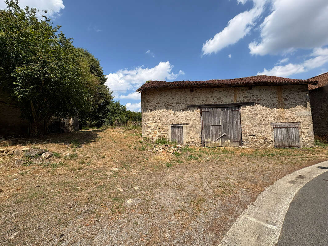 Ensemble de bâtiments à rénover et terrain sur la commune de St Martin Terressus - photo 12