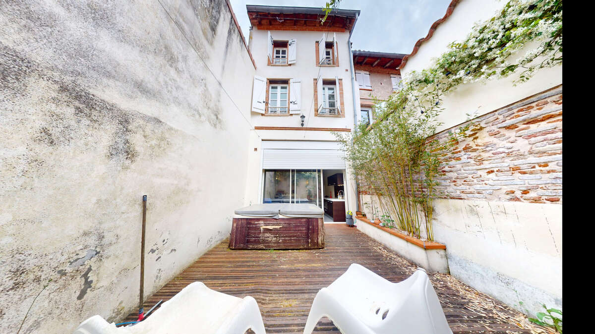 Maison de village atypique en plein cœur de ville   Grand garage, cour et beaux volumes - photo 14