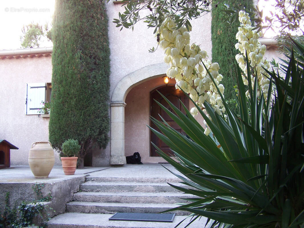 Maison à ENTRAIGUES-SUR-LA-SORGUE