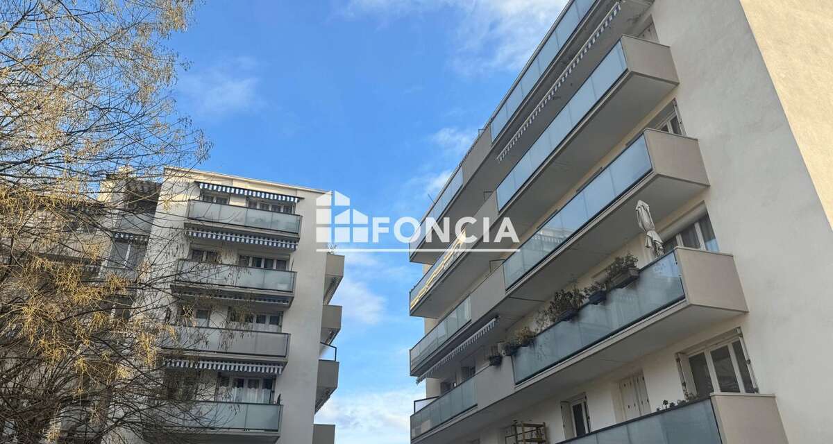 Beaux volumes et fort potentiel pour ce 79 m² avec double séjour, garage, parking et cave - photo 10