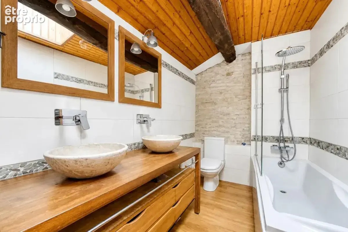 17700 VOUHÉ – ANCIENNE FORGE RÉNOVÉE – 239 M² - Gîte - Piscine - photo 17