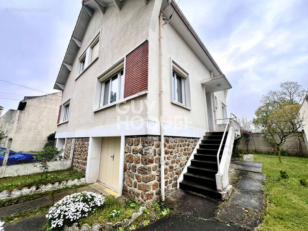 Maison à SAINTE-GENEVIEVE-DES-BOIS