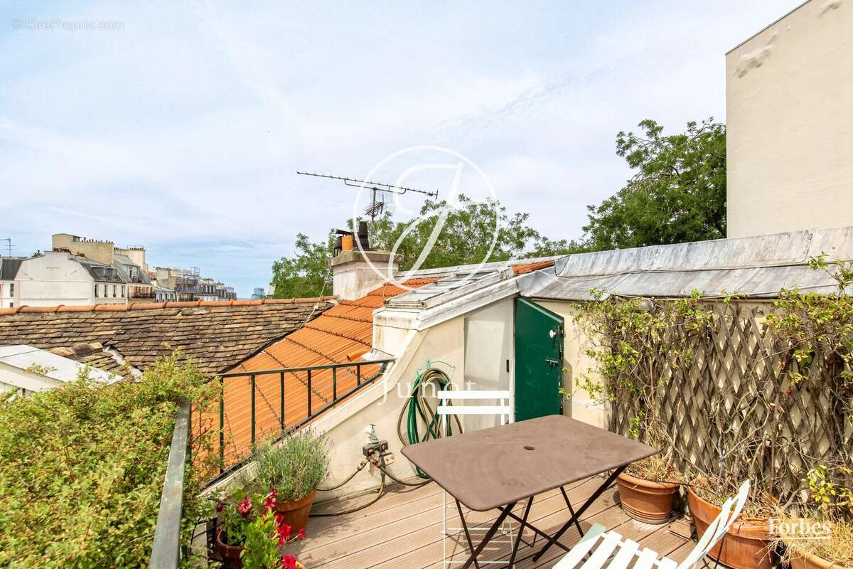 Paris 18e - HAUT MONTMARTRE / PLACE JEAN BAPTISTE CLÉMENT  - Appartement  à vendre - 4 pièces - 90,84m² Carrez - 107,84m² au sol - photo 16