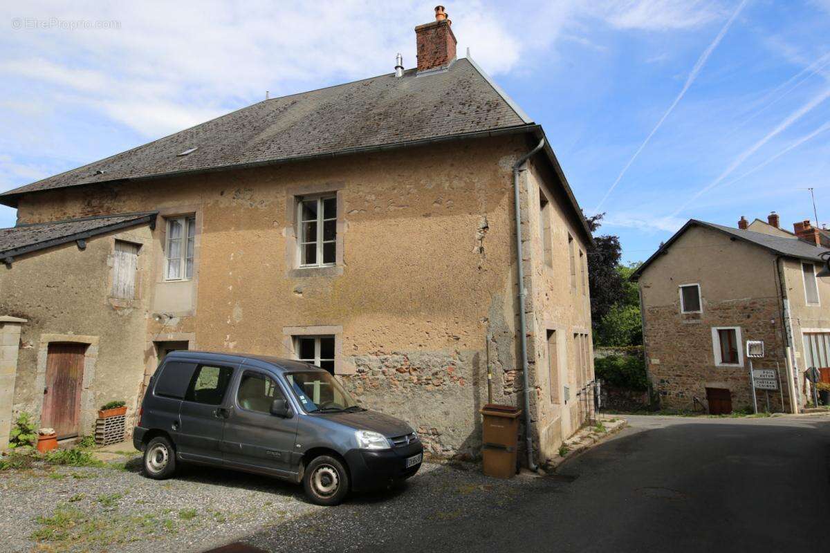 Maison à LAROCHEMILLAY