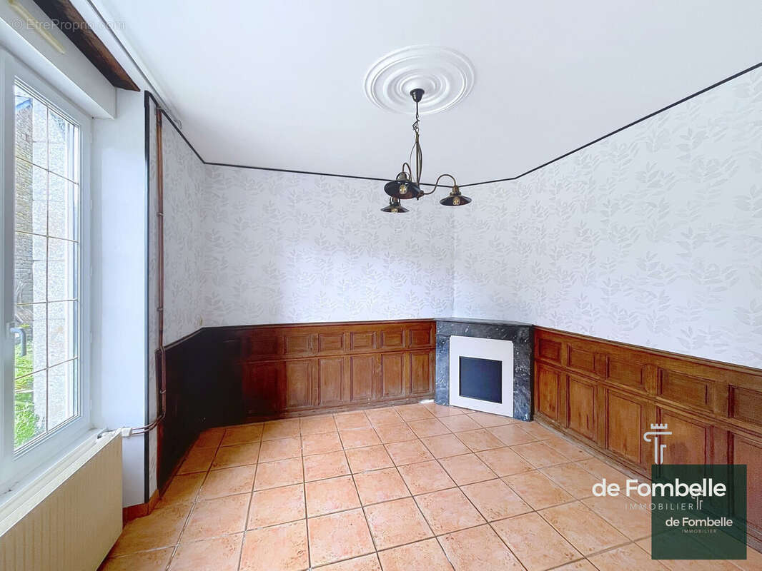 Maison à SAINTE-MARGUERITE-DE-CARROUGES