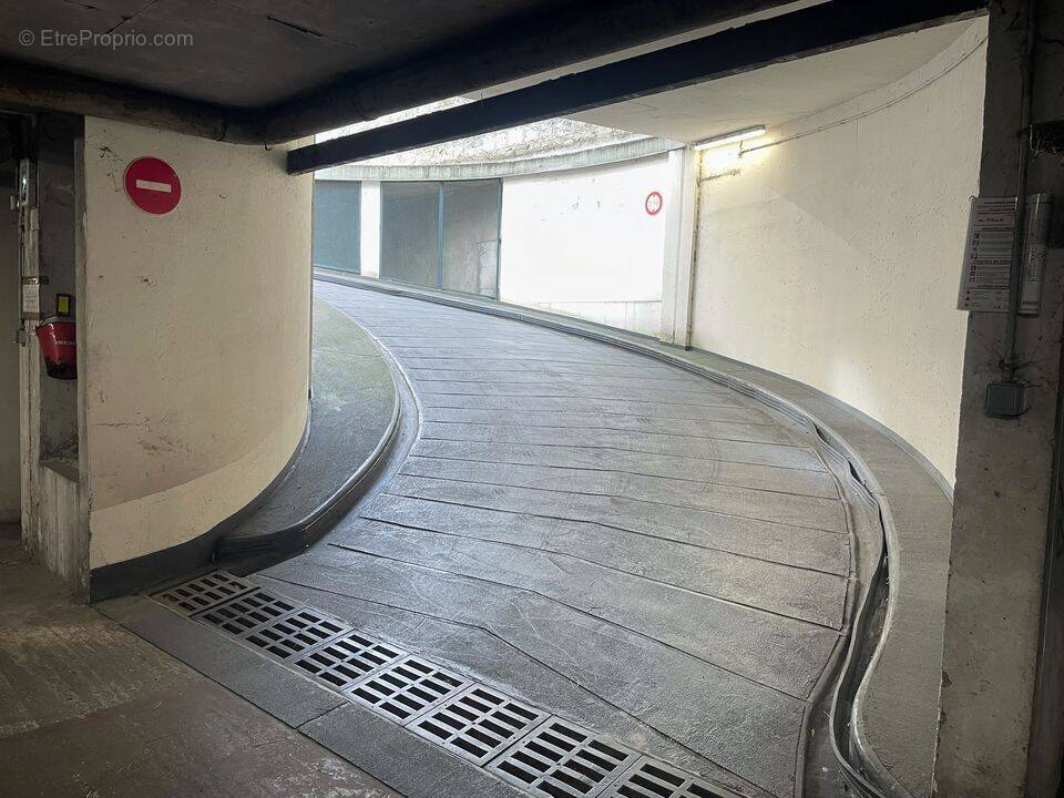 Parking à PARIS-17E