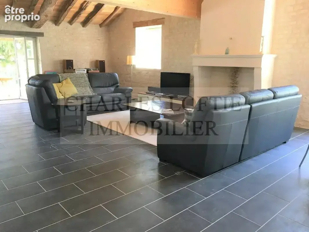  Bel ensemble avec 3 bâtiments rénovés, hangar, piscine et vues dominantes - photo 12
