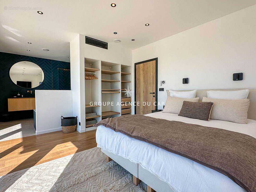 Villa de 260m2 avec vue mer piscine jacuzzi,a 300 mètres des plages des issambres - photo 14