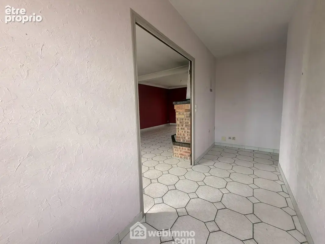 Une vaste entrée distribue ...