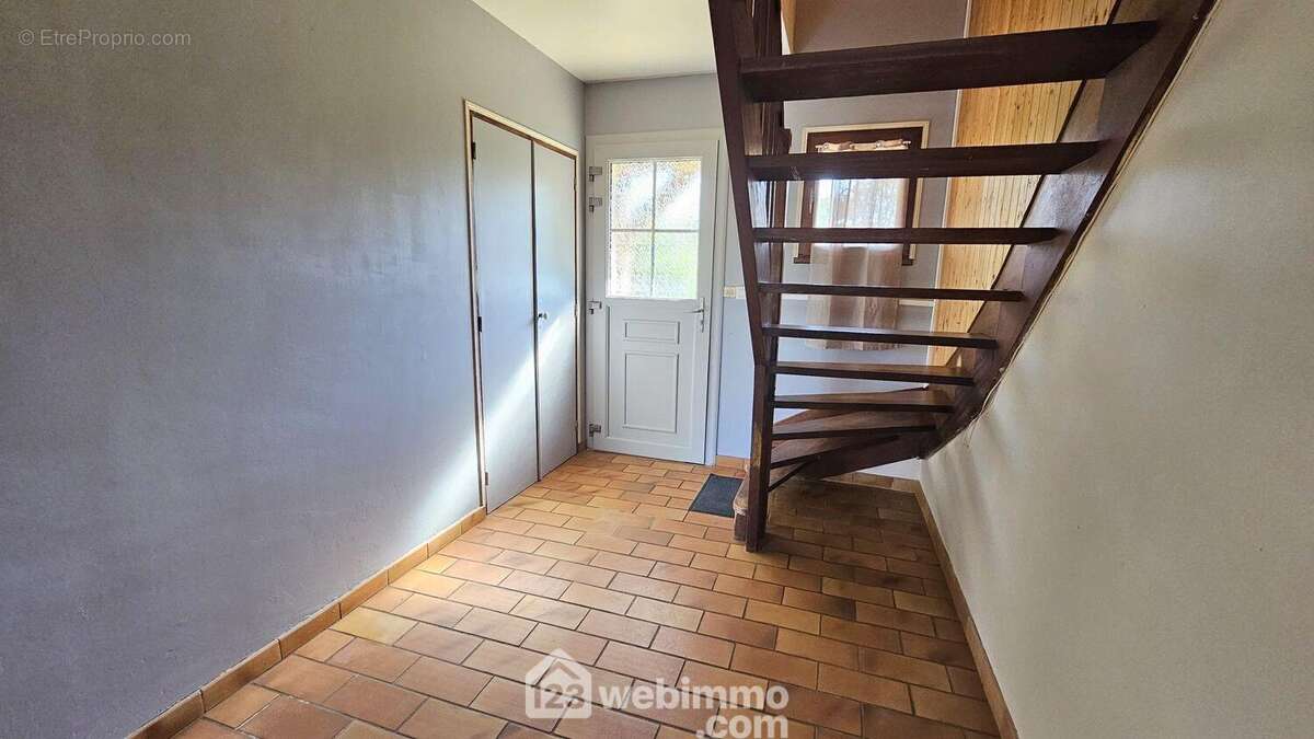 Une spacieuse entrée de 9 m² avec ses placards. - Maison à MILLY-LA-FORET