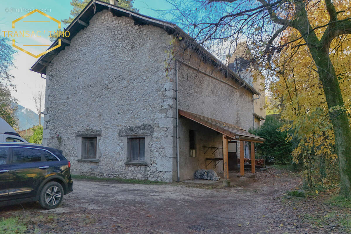 n°2 - Commerce à SAINT-EGREVE
