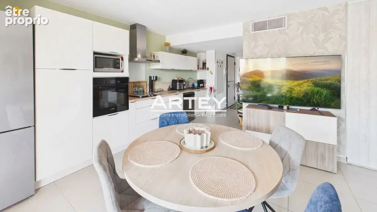 À quelques pas du port et du centre-ville de Carqueiranne, appartement en excellent état, situé au sein d’une - photo 4