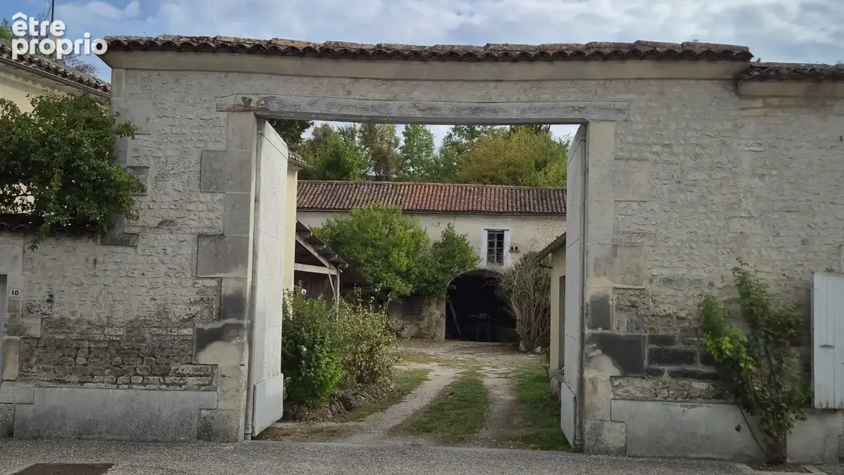Corps de Ferme à rénover de 500 m2, proche commerces, beaucoup de dépendances - photo 14