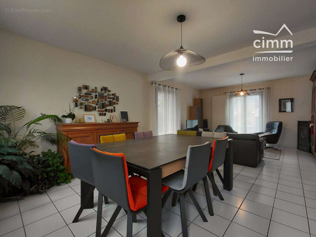 Séjour - Salle à manger - Maison à CLAIX