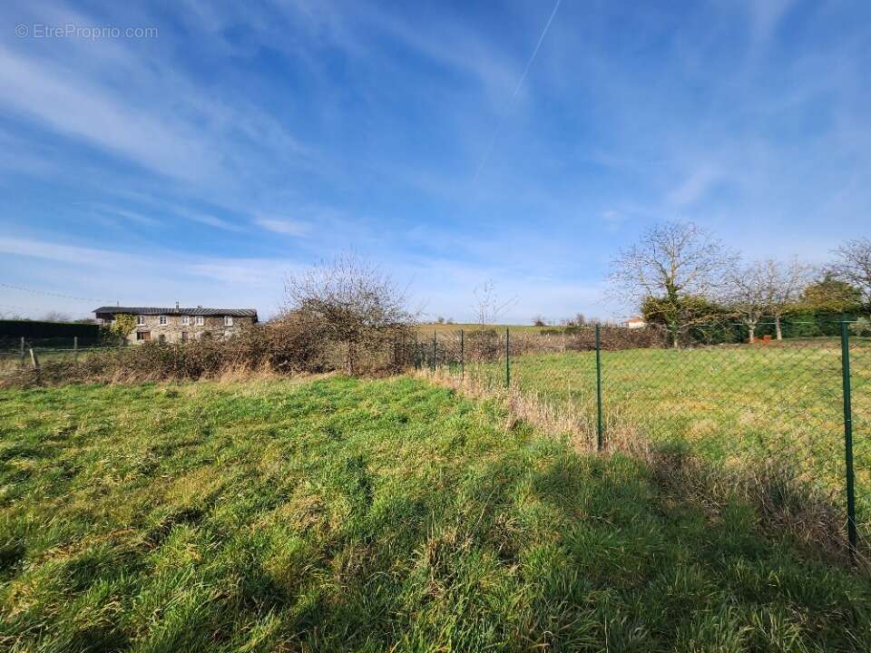 Terrain à CHARLY