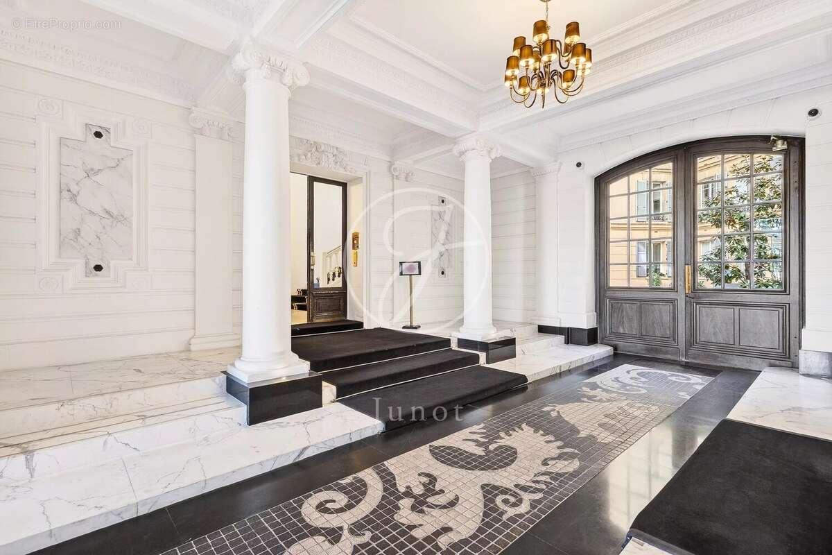 Appartement à PARIS-16E