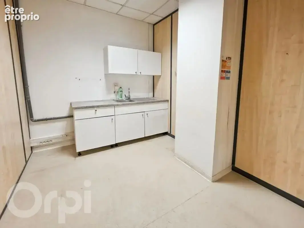 Local professionnel 134 m² + 2 stationnements - photo 3