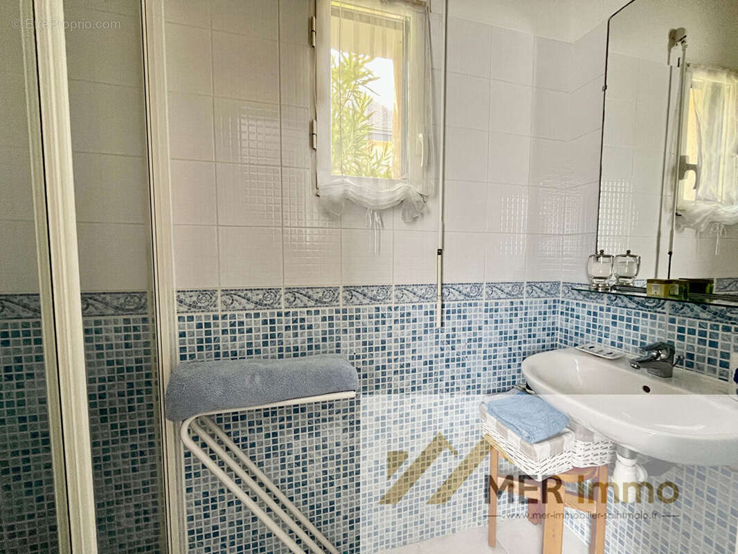 SAINT-PERE. Maison d'environ 125 m2 avec 4 chambres et superbe jardin paysager - photo 5