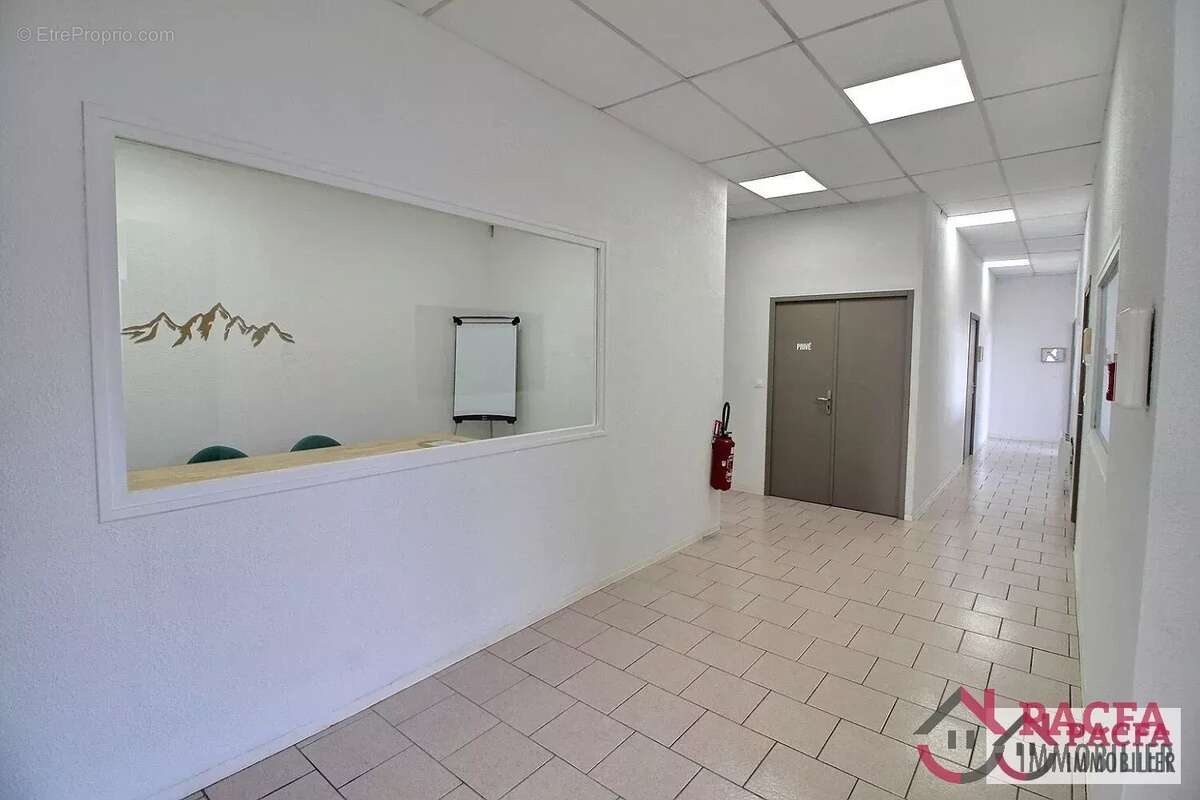 Espace Commercial Moderne à Saïx - photo 4