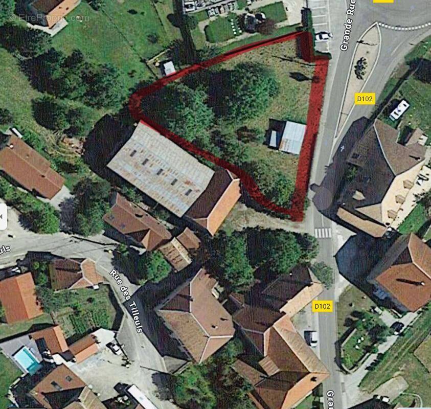 Terrain à MONTROND-LE-CHATEAU