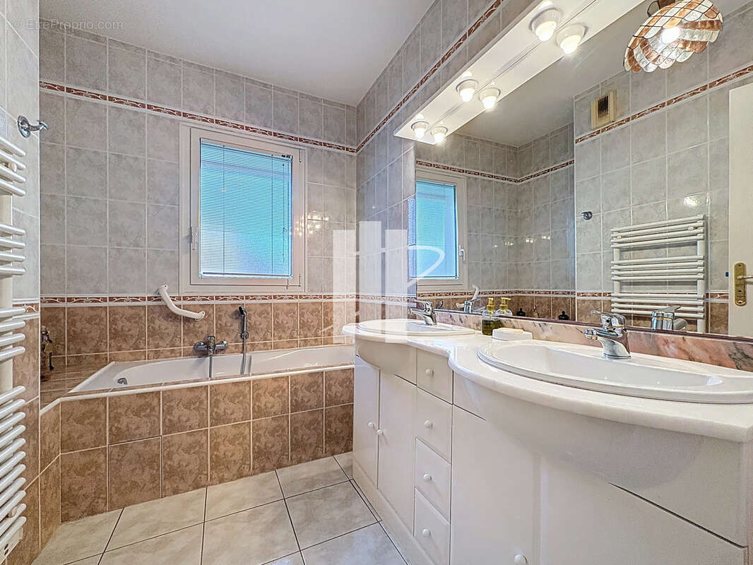 - Appartement type 5 Pièces  - Cœur de Boulouris - Résidence Prestigieuse - - photo 12