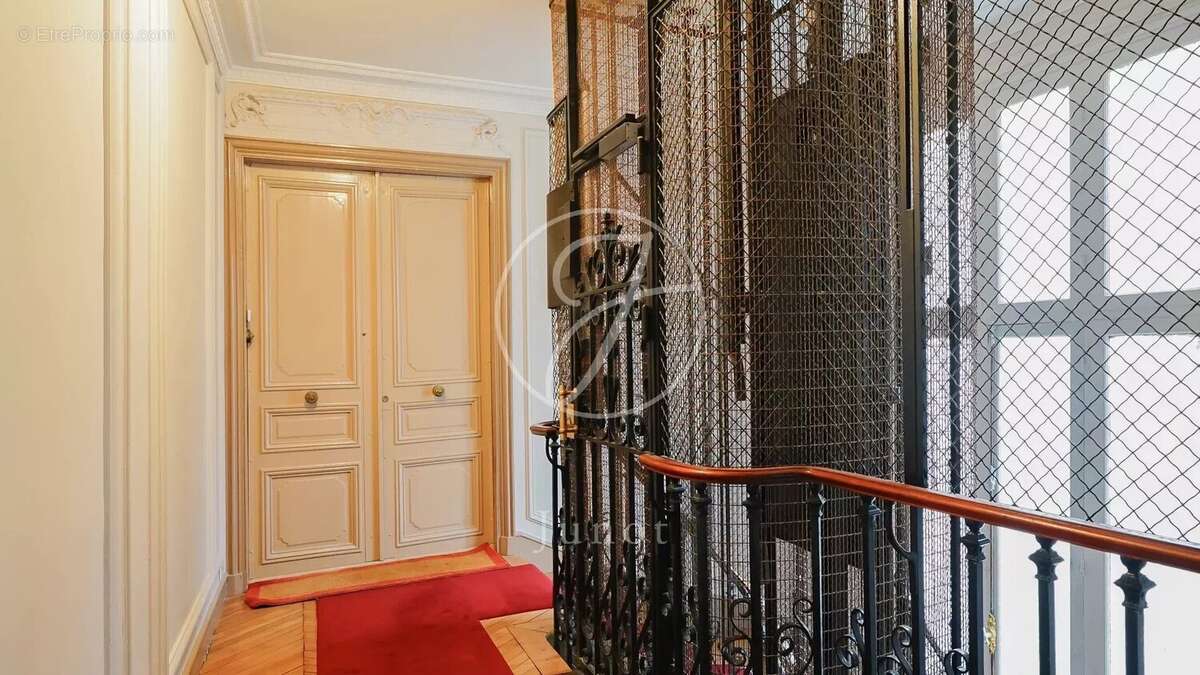 Appartement à PARIS-16E