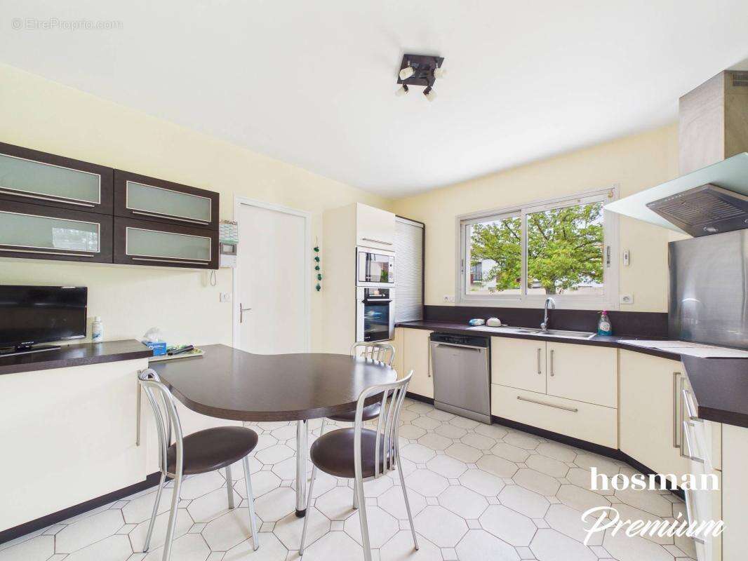 Maison de 163 m² (177 m2 au sol) avec 4 chambres, jardin, garage et spa - Quartier du Petit Chantilly à Orvault - photo 9