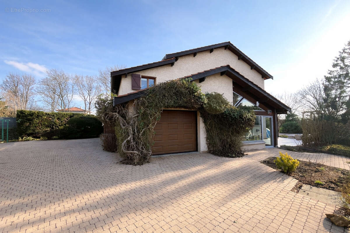 Maison à SAINT-GENIS-LES-OLLIERES