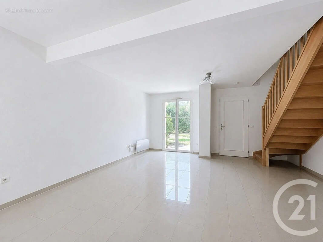Maison 100 m² à Ville-Saint-Jacques  - photo 2