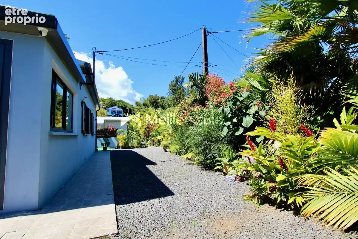 Petite-Île – Piton Goyaves 97429 - Maison contemporaine de 2020 de plain-pied sur 730 m² de terrain - 489 000 € - photo 3