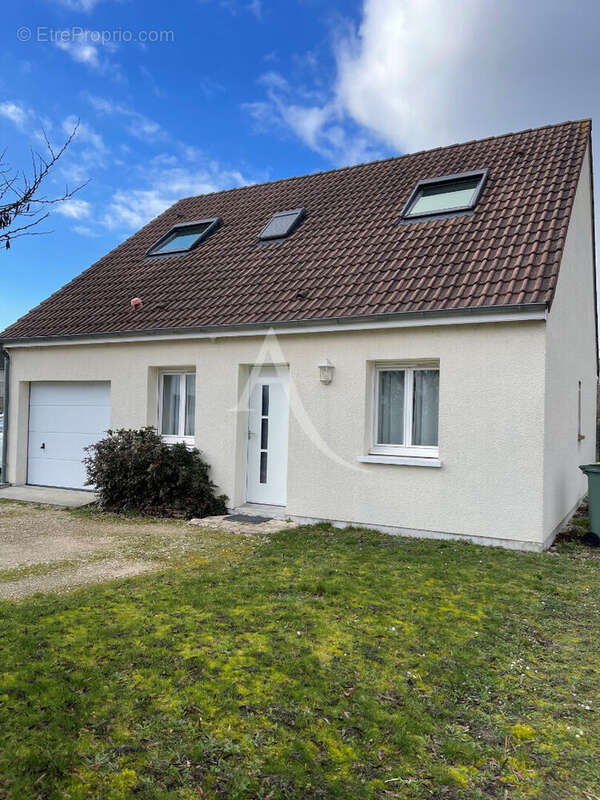 Maison à LA CHAPELLE-SAINT-MESMIN