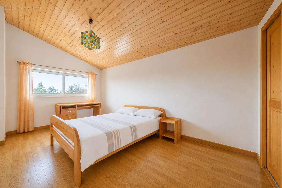 Maison lumineuse de 196 m² à Cubzac-les-Ponts - photo 11