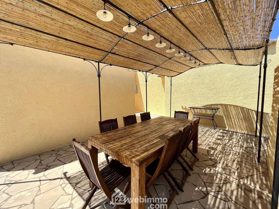 Le coin repas avec sa pergola et son barbecue - Maison à LUCCIANA