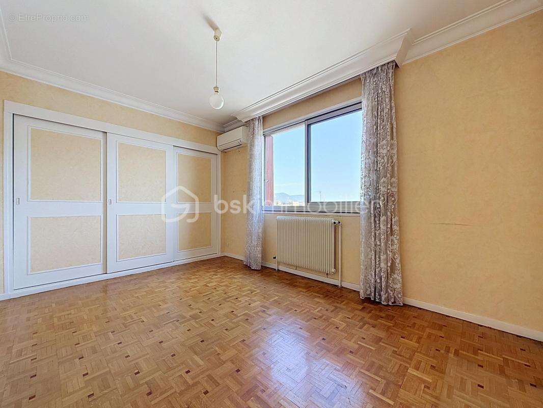 Appartement T5 (en T4) au DERNIER ÉTAGE avec balcon + cave - photo 4