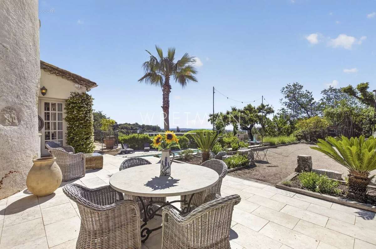 Maison à CHATEAUNEUF-GRASSE