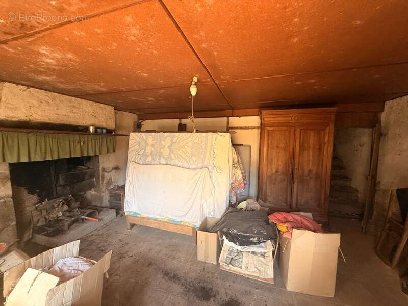 EN EXCLUSIVITE ! Charmante maison en pierre 60m² à rénover, Terrain de 900 m² 23 800 € - photo 4