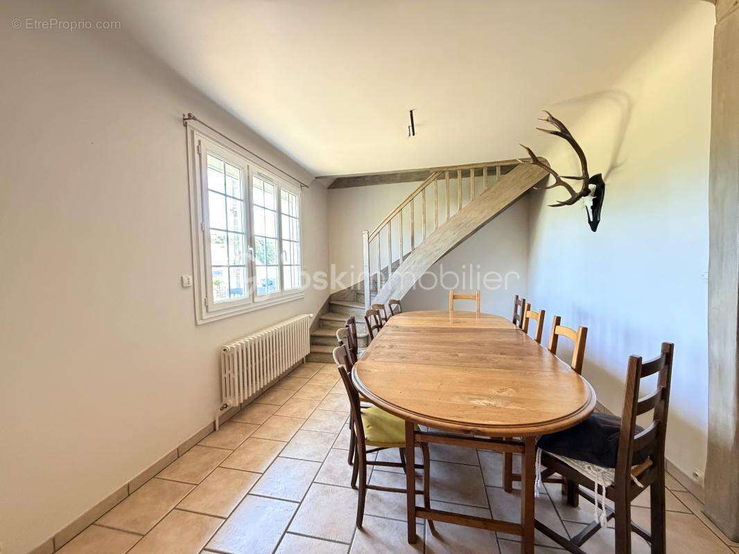 Maison familiale de 136 m² avec sous-sol complet et dépendances - photo 4